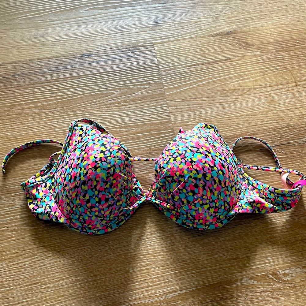 Victoria’s Secret swimsuit top 34DD